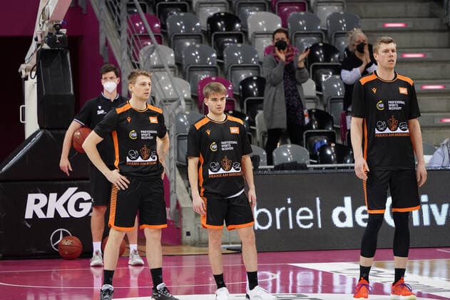 GER, Easycredit BBL, Telekom Baskets Bonn vs. RASTA Vechta 27.02.2021, Telekom Dome, Bonn, GER, Easycredit BBL, Telekom Baskets Bonn vs. RASTA Vechta, im Bild: beim Aufwaermen, Einzelaktion, Vechta