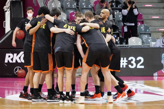 GER, Easycredit BBL, Telekom Baskets Bonn vs. RASTA Vechta 27.02.2021, Telekom Dome, Bonn, GER, Easycredit BBL, Telekom Baskets Bonn vs. RASTA Vechta, im Bild: Mannschaftskreis Vechta