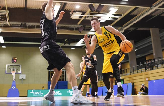Basketball 2. Bundesliga 2020 2021 13. Spieltag in Rottenburg in der Volksbank Arena 27.02.2021 Tigers Tuebingen - Science City Jena Ryan Richard Mikesell (re, Tigers) gegen Robin Lodders (li, Jena)
