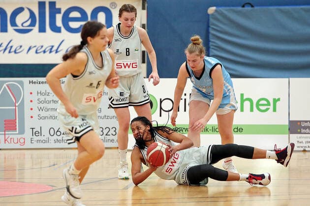 27.02.2021, xovx, Basketball Damen 2. Bundesliga Nord, Bender Baskets Grünberg - Capitol Bascats Düsseldorf v.l. Nina Horvath (Bender Baskets Gruenberg), Elisa Mevius (Bender Baskets Gruenberg), Deijah Blanks (Bender Baskets Gruenberg), Lilly Kaprolat (Capitol Bascats Düsseldorf) Grünberg Sporthalle Theo-Koch-Schule Hessen Deutschland (DE)
