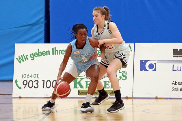 27.02.2021, xovx, Basketball Damen 2. Bundesliga Nord, Bender Baskets Grünberg - Capitol Bascats Düsseldorf v.l. Maryam Adepoju Olatunji (Capitol Bascats Düsseldorf), Lynn Villwock (Bender Baskets Gruenberg) Grünberg Sporthalle Theo-Koch-Schule Hessen Deutschland (DE)