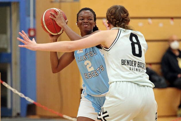 27.02.2021, xovx, Basketball Damen 2. Bundesliga Nord, Bender Baskets Grünberg - Capitol Bascats Düsseldorf v.l. Maryam Adepoju Olatunji (Capitol Bascats Düsseldorf), Elisa Mevius (Bender Baskets Gruenberg) Grünberg Sporthalle Theo-Koch-Schule Hessen Deutschland (DE)