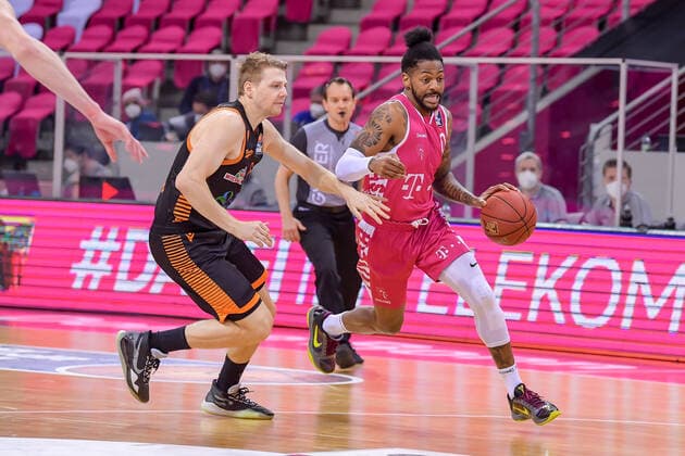 Sport Bilder des Tages easyCredit BBL, Telekom Baskets Bonn vs. RASTA Vechta, 27.02.2021 Alex Hamilton (Telekom Baskets Bonn, 0, rechts) im Zweikampf mit Tim Hasbargen (RASTA Vechta, 6), easyCredit BBL, Telekom Baskets Bonn vs. RASTA Vechta am 27.02.2021 im Telekom Dome Bonn, Bonn (Nordrhein-Westfalen) Copyright: xBEAUTIFULxSPORTS Mueller-Laschetx