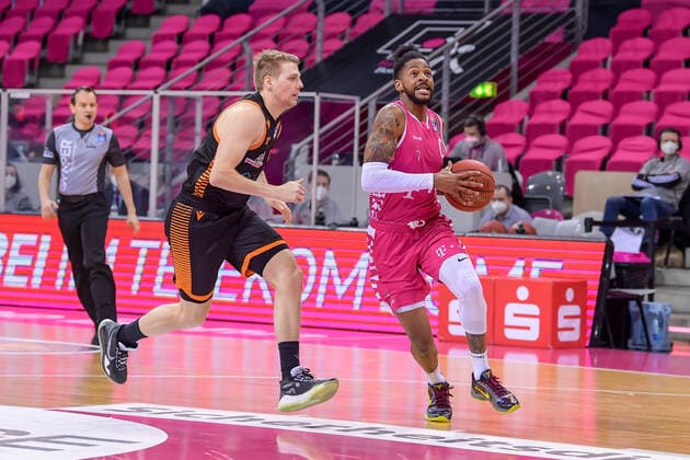 easyCredit BBL, Telekom Baskets Bonn vs. RASTA Vechta, 27.02.2021 Alex Hamilton (Telekom Baskets Bonn, 0, rechts) im Zweikampf mit Tim Hasbargen (RASTA Vechta, 6), easyCredit BBL, Telekom Baskets Bonn vs. RASTA Vechta am 27.02.2021 im Telekom Dome Bonn, Bonn (Nordrhein-Westfalen) Copyright: xBEAUTIFULxSPORTS Mueller-Laschetx