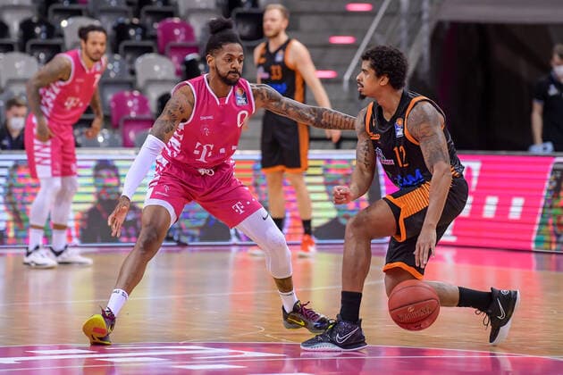 easyCredit BBL, Telekom Baskets Bonn vs. RASTA Vechta, 27.02.2021 Edgar Sosa (RASTA Vechta, 12, rechts) im Zweikampf mit Alex Hamilton (Telekom Baskets Bonn, 0), easyCredit BBL, Telekom Baskets Bonn vs. RASTA Vechta am 27.02.2021 im Telekom Dome Bonn, Bonn (Nordrhein-Westfalen) Copyright: xBEAUTIFULxSPORTS Mueller-Laschetx