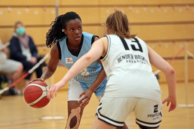 27.02.2021, xovx, Basketball Damen 2. Bundesliga Nord, Bender Baskets Grünberg - Capitol Bascats Düsseldorf v.l. Maryam Adepoju Olatunji (Capitol Bascats Düsseldorf), Lynn Villwock (Bender Baskets Gruenberg) Grünberg Sporthalle Theo-Koch-Schule Hessen Deutschland (DE)