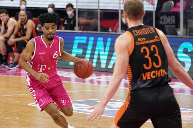 GER, Easycredit BBL, Telekom Baskets Bonn vs. RASTA Vechta 27.02.2021, Telekom Dome, Bonn, GER, Easycredit BBL, Telekom Baskets Bonn vs. RASTA Vechta, im Bild: Hudson (Telekom Bann 6), im Zweikampf gegen Robin CHRISTEN (Rasta Vechta 33),
