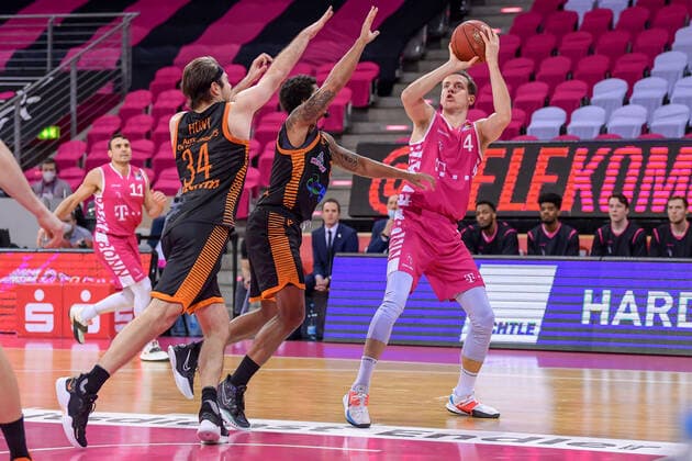easyCredit BBL, Telekom Baskets Bonn vs. RASTA Vechta, 27.02.2021 Strahinja Micovic (Telekom Baskets Bonn, 4, rechts) im Zweikampf mit Ikenna Iroegbu (RASTA Vechta, 2) und Jesse Hunt (RASTA Vechta, 34), easyCredit BBL, Telekom Baskets Bonn vs. RASTA Vechta am 27.02.2021 im Telekom Dome Bonn, Bonn (Nordrhein-Westfalen) Copyright: xBEAUTIFULxSPORTS Mueller-Laschetx