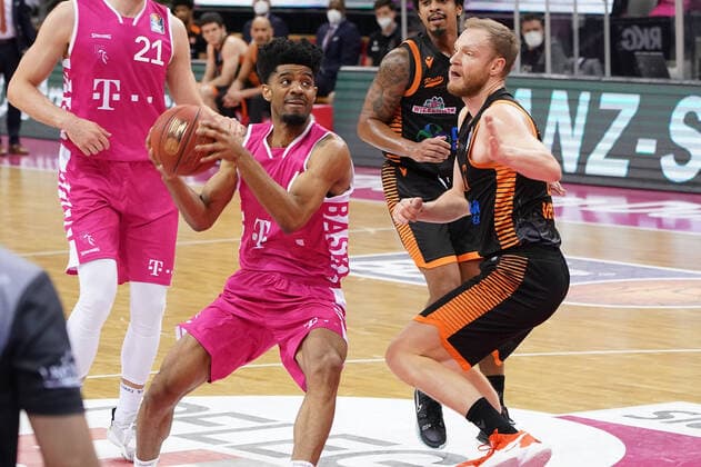 GER, Easycredit BBL, Telekom Baskets Bonn vs. RASTA Vechta 27.02.2021, Telekom Dome, Bonn, GER, Easycredit BBL, Telekom Baskets Bonn vs. RASTA Vechta, im Bild: Robin CHRISTEN (Rasta Vechta 33), im Zweikampf gegen Hudson (Telekom Bann 6),