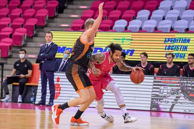 easyCredit BBL, Telekom Baskets Bonn vs. RASTA Vechta, 27.02.2021 Chris Babb (Telekom Baskets Bonn, 7, rechts) im Zweikampf mit Robin Christen (RASTA Vechta, 33), easyCredit BBL, Telekom Baskets Bonn vs. RASTA Vechta am 27.02.2021 im Telekom Dome Bonn, Bonn (Nordrhein-Westfalen) Copyright: xBEAUTIFULxSPORTS Mueller-Laschetx