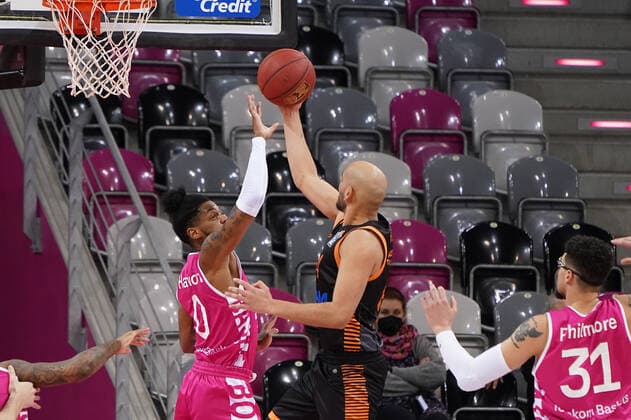 GER, Easycredit BBL, Telekom Baskets Bonn vs. RASTA Vechta 27.02.2021, Telekom Dome, Bonn, GER, Easycredit BBL, Telekom Baskets Bonn vs. RASTA Vechta, im Bild: Alex Hamilton (Telekom Bonn 0), im Zweikampf gegen Stefan PENO (Rasta Vechta 4),