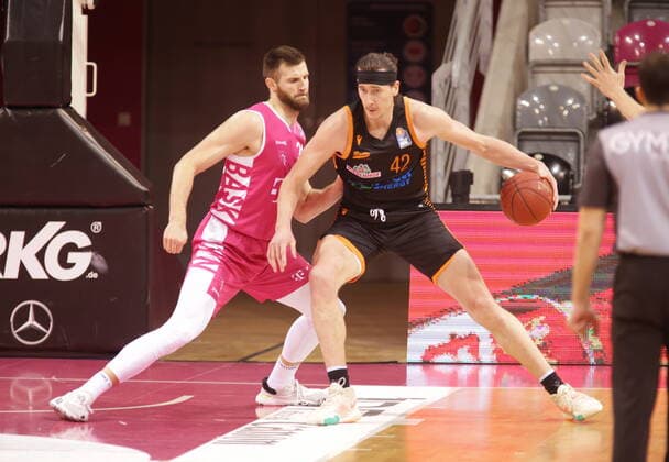 Leon Kratzer Telekom Baskets Bonn vs. Dennis Clifford RASTA Vechta easyCredit BBL 1. Bundesliga , Saison 2020 2021 , 21. Spieltag
