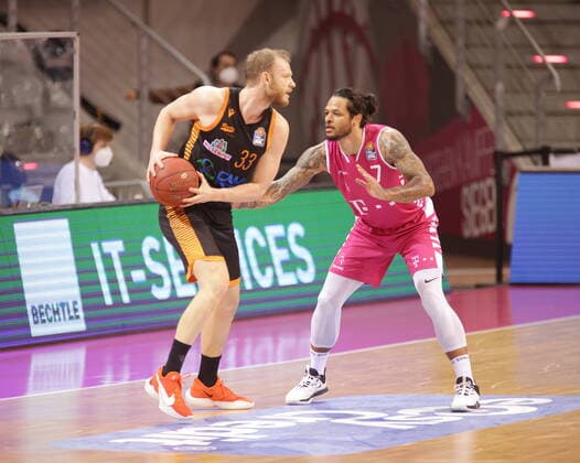 Chris Babb Telekom Baskets Bonn vs. Robin Christen RASTA Vechta easyCredit BBL 1. Bundesliga , Saison 2020 2021 , 21. Spieltag