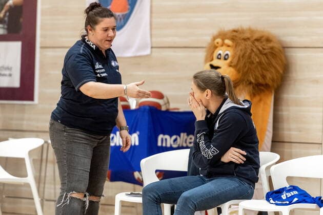Sandra Rosanke (Head Coach, GISA Lions SV Halle) und Rachael Vanderwal (Co-Trainerin, GISA Lions SV Halle) GISA Lions SV Halle vs. SNP BasCats USC Heidelberg Basketball - 1. Bundesliga - ERDGAS Sportarena Halle (Saale) 27.02.2021 Foto: Holger John Sachsen-Anhalt Deutschland ERDGAS Sportarena Halle Saale