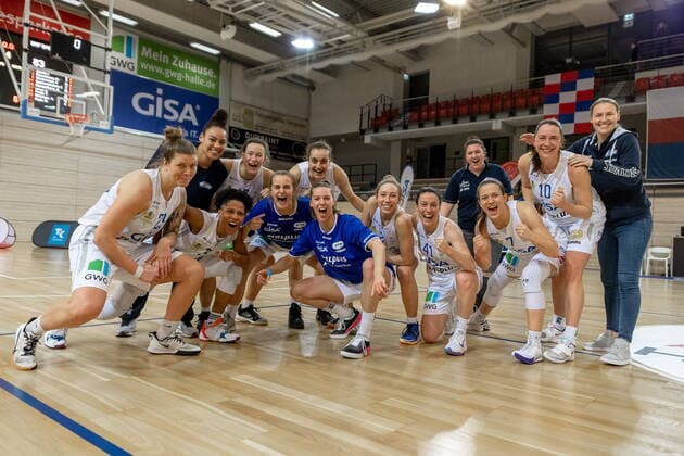 Jubel der GISA Lions nach dem Sieg GISA Lions SV Halle vs. SNP BasCats USC Heidelberg Basketball - 1. Bundesliga - ERDGAS Sportarena Halle (Saale) 27.02.2021 Foto: Holger John Sachsen-Anhalt Deutschland ERDGAS Sportarena Halle Saale