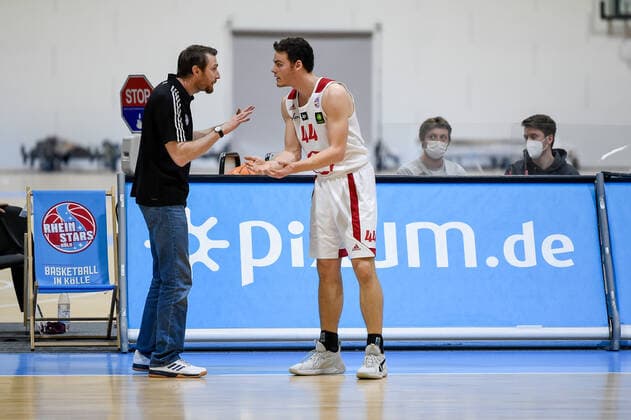Barmer 2. Basketball Bundesliga ProB, Rheinstars Koeln vs. Itzehoe Eagles, 27.02.2021 Johannes Strasser (Trainer RheinStars Koeln), Benedict van Laack (RheinStars Koeln 44), Barmer 2. Basketball Bundesliga ProB, Rheinstars Koeln vs. Itzehoe Eagles am 27.02.2021 in der Basketball Campus Koeln in Koeln (Nordrhein-Westfalen) Copyright: xBEAUTIFULxSPORTS Mueller-Laschetx