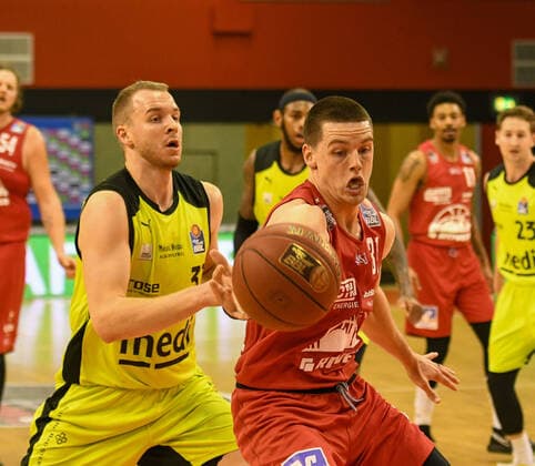 Osvaldas Olisevicius, Scottie James Jr. Basketball Bundesliga, Basketball Saison 2020 2021, 21. Spieltag, Deutschland, easyCredit BBL, Germany, Giessen 46ers, giessen rot, Herren, Jobstairs GIESSEN 46ers - medi Bayreuth, Männer, Bayreuth schwarz-gelb
