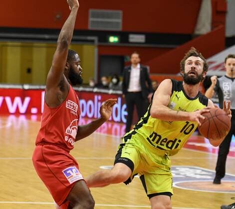 Jonathan Stark, Bastian Doreth Basketball Bundesliga, Basketball Saison 2020 2021, 21. Spieltag, Deutschland, easyCredit BBL, Germany, Giessen 46ers, giessen rot, Herren, Jobstairs GIESSEN 46ers - medi Bayreuth, Männer, Bayreuth schwarz-gelb