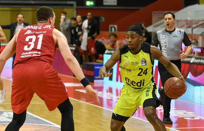 Scottie James JR., Frank Bartley Basketball Bundesliga, Basketball Saison 2020 2021, 21. Spieltag, Deutschland, easyCredit BBL, Germany, Giessen 46ers, giessen rot, Herren, Jobstairs GIESSEN 46ers - medi Bayreuth, Männer, Bayreuth schwarz-gelb