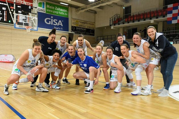 Halle, Deutschland 27. Februar 2021: 1.BBL - Damen - 2020 2021 - Gisa Lions SV Halle vs. USC Heidelberg Die Mannschaft von Halle jubelt nach ihrem Sieg gegen Heidelberg Erdgas Sportarena Sachsen Anhalt Copyright: xFotostandx xxBallaschx