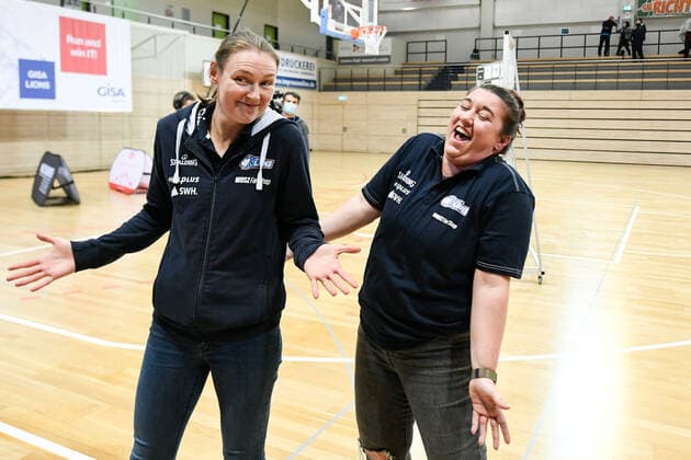 Halle, Deutschland 27. Februar 2021: 1.BBL - Damen - 2020 2021 - Gisa Lions SV Halle vs. USC Heidelberg v.li.Trainerin Sandra Rosanke (Halle) und Co Trainerin Rachael Vanderwal Erdgas Sportarena Sachsen Anhalt Copyright: xFotostandx xxBallaschx
