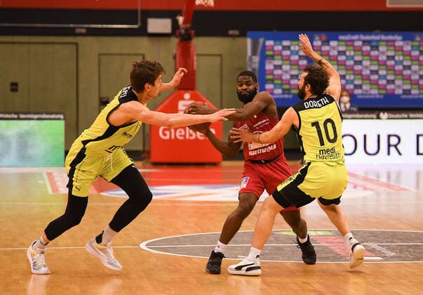 27.02.2021, xjhx, Basketball BBL Bundesliga, Giessen 46ers - medi Bayreuth emspor, v.l. Andreas Seiferth (medi Bayreuth), Jonathan Stark (Giessen 46ers), Bastian Doreth (medi Bayreuth) Giessen