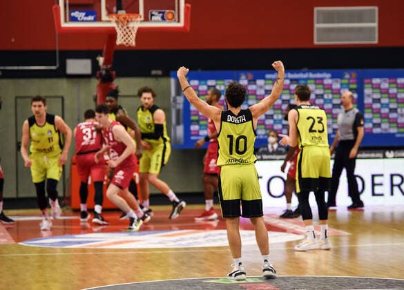 27.02.2021, xjhx, Basketball BBL Bundesliga, Giessen 46ers - medi Bayreuth emspor, v.l. Bastian Doreth (medi Bayreuth) jubelt Giessen