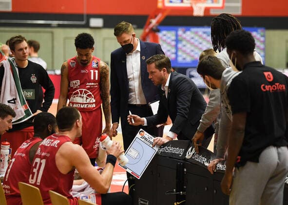 27.02.2021, xjhx, Basketball BBL Bundesliga, Giessen 46ers - medi Bayreuth emspor, v.l. Trainer Rolf Scholz (Giessen 46ers) gibt Anweisungen, gestikuliert, mit den Armen gestikulieren gives instructions, gesticulate. Giessen