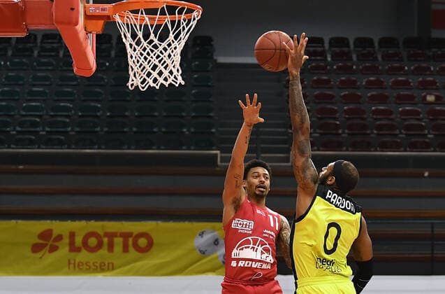 27.02.2021, xjhx, Basketball BBL Bundesliga, Giessen 46ers - medi Bayreuth emspor, v.l. Diante Mautice Garrett (Giessen 46ers), Dererk Pardon (medi Bayreuth) Giessen