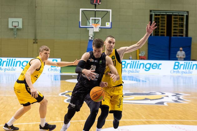 Elias Valtonen (Tigers Tübingen, 31) Andrew Smith (Science City Jena, 20) Daniel Keppeler (Tigers Tübingen, 31)¨¨¨Tigers Tübingen vs. Science City Jena, 2. Basketball, Bundesliga, Pro A, Barmer 2 Basketball, Spieltag 13, Spielzeit 2020 2021, 27.02.2021, ¨¨ Tigers Tübingen - Science City Jena, Basketball, 2. Bundesliga, Barmer 2 Basketball, Spieltag 13, Spielzeit 2020 2021, 27.02.2021 Rottenburg am Neckar Copyright: xDennisxDuddek xEibnerxPressefotox EP_DDU