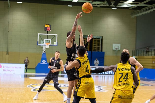 Marcus Tyus (Science City Jena, 23) Mirjan Broening (Tigers Tübingen, 4) Roland Nyama (Tigers Tübingen, 24)¨¨¨Tigers Tübingen vs. Science City Jena, 2. Basketball, Bundesliga, Pro A, Barmer 2 Basketball, Spieltag 13, Spielzeit 2020 2021, 27.02.2021, ¨¨ Tigers Tübingen - Science City Jena, Basketball, 2. Bundesliga, Barmer 2 Basketball, Spieltag 13, Spielzeit 2020 2021, 27.02.2021 Rottenburg am Neckar Copyright: xDennisxDuddek xEibnerxPressefotox EP_DDU