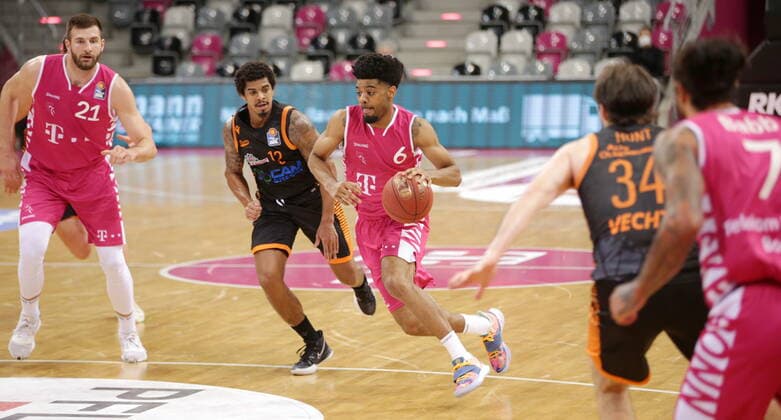 Jalen Hudson Telekom Baskets Bonn vs. Edgar Sosa RASTA Vechta easyCredit BBL 1. Bundesliga , Saison 2020 2021 , 21. Spieltag