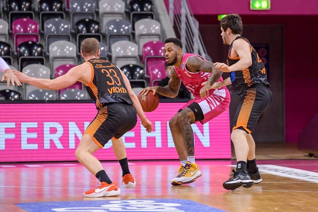 easyCredit BBL, Telekom Baskets Bonn vs. RASTA Vechta, 27.02.2021 James Thompson IV (Telekom Baskets Bonn, 3, Mitte) im Zweikampf mit Robin Christen (RASTA Vechta, 33) und Will Vorhees (RASTA Vechta, 41), easyCredit BBL, Telekom Baskets Bonn vs. RASTA Vechta am 27.02.2021 im Telekom Dome Bonn, Bonn (Nordrhein-Westfalen) Copyright: xBEAUTIFULxSPORTS Mueller-Laschetx