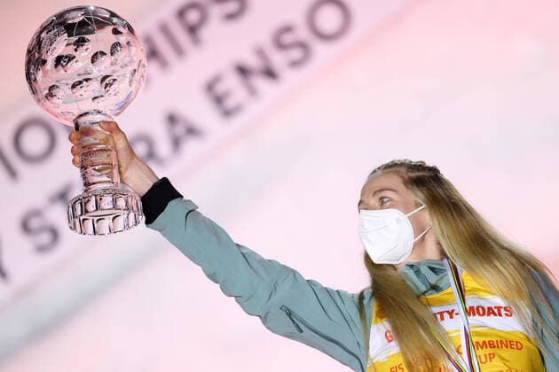 Bilder des Jahres 2021, Sport 02 Februar Sport Themen der Woche KW08 Sport Bilder des Tages NORDIC SKIING - FIS Nordic World Ski Championships Oberstdorf 2021 OBERSTDORF,GERMANY,27.FEB.21 - NORDIC SKIING, NORDIC COMBINED - FIS World Cup, ladies, award ceremony for the overall World Cup. Image shows Tara Geraghty Moats (USA). Keywords: crystal globe. GEPAxpictures xChristianxWalgram