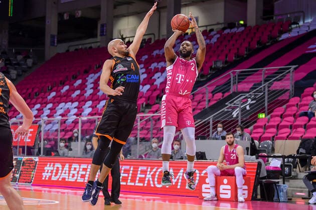 easyCredit BBL, Telekom Baskets Bonn vs. RASTA Vechta, 27.02.2021 Xavier Pollard (Telekom Baskets Bonn, 2, rechts) im Zweikampf mit Stefan Peno (RASTA Vechta, 4), easyCredit BBL, Telekom Baskets Bonn vs. RASTA Vechta am 27.02.2021 im Telekom Dome Bonn, Bonn (Nordrhein-Westfalen) Copyright: xBEAUTIFULxSPORTS Mueller-Laschetx