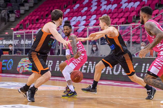 easyCredit BBL, Telekom Baskets Bonn vs. RASTA Vechta, 27.02.2021 Alex Hamilton (Telekom Baskets Bonn, 0, Mitte) im Zweikampf mit Will Vorhees (RASTA Vechta, 41) und Tim Hasbargen (RASTA Vechta, 6) 9, easyCredit BBL, Telekom Baskets Bonn vs. RASTA Vechta am 27.02.2021 im Telekom Dome Bonn, Bonn (Nordrhein-Westfalen) Copyright: xBEAUTIFULxSPORTS Mueller-Laschetx