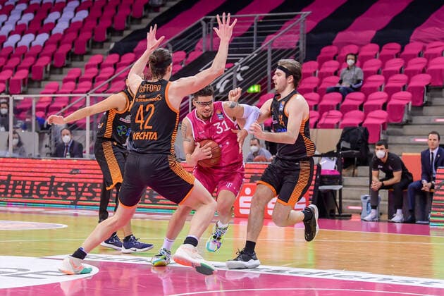 easyCredit BBL, Telekom Baskets Bonn vs. RASTA Vechta, 27.02.2021 Isaiah Philmore (Telekom Baskets Bonn, 31, Mitte) im Zweikampf mit Dennis Clifford (RASTA Vechta, 42) und Jesse Hunt (RASTA Vechta, 34), easyCredit BBL, Telekom Baskets Bonn vs. RASTA Vechta am 27.02.2021 im Telekom Dome Bonn, Bonn (Nordrhein-Westfalen) Copyright: xBEAUTIFULxSPORTS Mueller-Laschetx