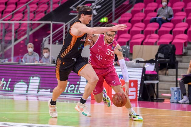 easyCredit BBL, Telekom Baskets Bonn vs. RASTA Vechta, 27.02.2021 Isaiah Philmore (Telekom Baskets Bonn, 31, rechts) im Zweikampf mit Dennis Clifford (RASTA Vechta, 42), easyCredit BBL, Telekom Baskets Bonn vs. RASTA Vechta am 27.02.2021 im Telekom Dome Bonn, Bonn (Nordrhein-Westfalen) Copyright: xBEAUTIFULxSPORTS Mueller-Laschetx