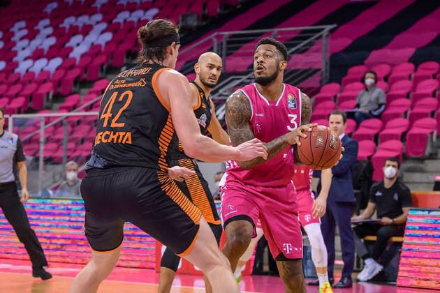easyCredit BBL, Telekom Baskets Bonn vs. RASTA Vechta, 27.02.2021 James Thompson IV (Telekom Baskets Bonn, 3, rechts) im Zweikampf mit Dennis Clifford (RASTA Vechta, 42), easyCredit BBL, Telekom Baskets Bonn vs. RASTA Vechta am 27.02.2021 im Telekom Dome Bonn, Bonn (Nordrhein-Westfalen) Copyright: xBEAUTIFULxSPORTS Mueller-Laschetx