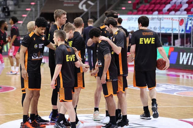 GER, Easycredit BBL, Telekom Baskets Bonn vs. RASTA Vechta 27.02.2021, Telekom Dome, Bonn, GER, Easycredit BBL, Telekom Baskets Bonn vs. RASTA Vechta, im Bild: Mannschaftsbesprechung Vechta