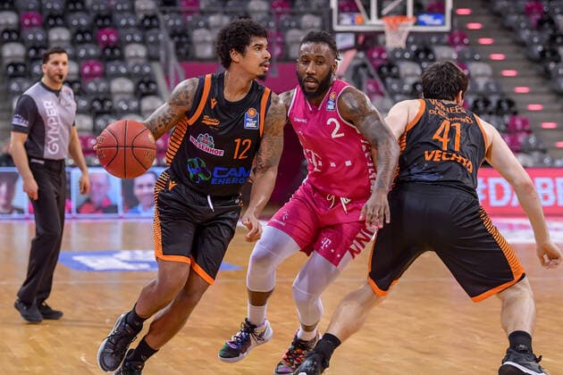 easyCredit BBL, Telekom Baskets Bonn vs. RASTA Vechta, 27.02.2021 Edgar Sosa (RASTA Vechta, 12) im Zweikampf mit Xavier Pollard (Telekom Baskets Bonn, 2), easyCredit BBL, Telekom Baskets Bonn vs. RASTA Vechta am 27.02.2021 im Telekom Dome Bonn, Bonn (Nordrhein-Westfalen) Copyright: xBEAUTIFULxSPORTS Mueller-Laschetx