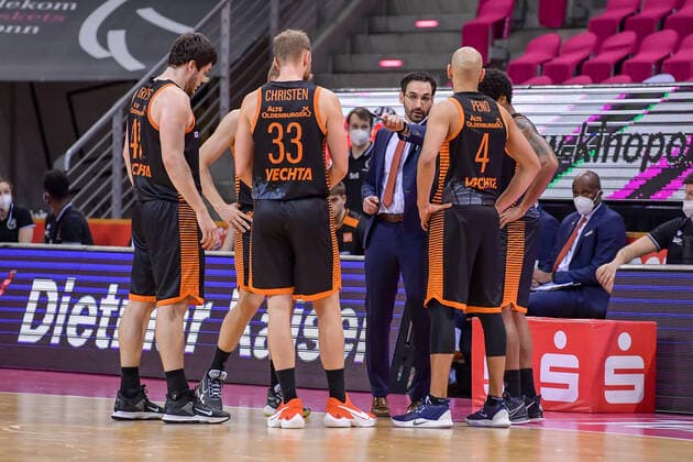 easyCredit BBL, Telekom Baskets Bonn vs. RASTA Vechta, 27.02.2021 Headcoach Thomas Päch (RASTA Vechta) im Gespräch mit seiner Mannschaft, easyCredit BBL, Telekom Baskets Bonn vs. RASTA Vechta am 27.02.2021 im Telekom Dome Bonn, Bonn (Nordrhein-Westfalen) Copyright: xBEAUTIFULxSPORTS Mueller-Laschetx