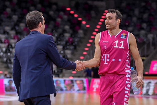 easyCredit BBL, Telekom Baskets Bonn vs. RASTA Vechta, 27.02.2021 Anthony DiLeo (Telekom Baskets Bonn, 11) klatscht nach dem 94:89 Sieg mit Headcoach Will Voigt (Telekom Baskets Bonn) ab, easyCredit BBL, Telekom Baskets Bonn vs. RASTA Vechta am 27.02.2021 im Telekom Dome Bonn, Bonn (Nordrhein-Westfalen) Copyright: xBEAUTIFULxSPORTS Mueller-Laschetx