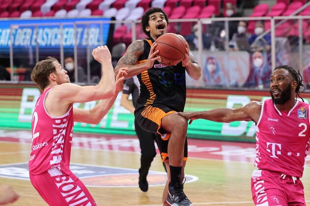 GER, Easycredit BBL, Telekom Baskets Bonn vs. RASTA Vechta 27.02.2021, Telekom Dome, Bonn, GER, Easycredit BBL, Telekom Baskets Bonn vs. RASTA Vechta, im Bild: Edgar Sosa (Rasta Vechta ( 12), im Zweikampf gegen Kilian Binapfl (Telekom Bonn 21),