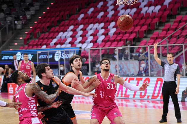 GER, Easycredit BBL, Telekom Baskets Bonn vs. RASTA Vechta 27.02.2021, Telekom Dome, Bonn, GER, Easycredit BBL, Telekom Baskets Bonn vs. RASTA Vechta, im Bild: Isaiah Philmore (Telekom Bonn 31), Chris Babb (Telekom Bonn 7),