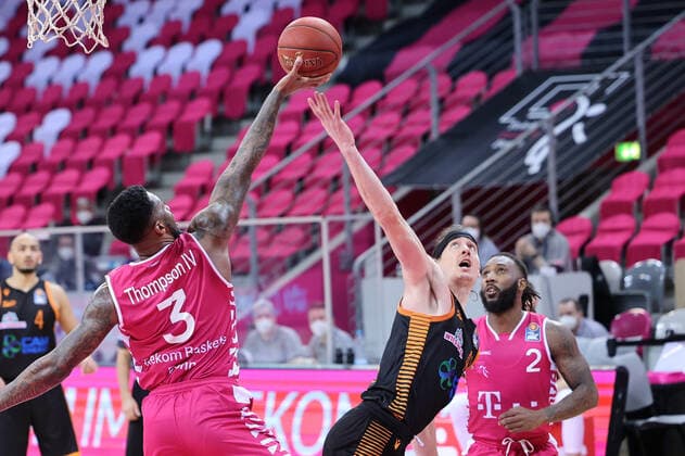 GER, Easycredit BBL, Telekom Baskets Bonn vs. RASTA Vechta 27.02.2021, Telekom Dome, Bonn, GER, Easycredit BBL, Telekom Baskets Bonn vs. RASTA Vechta, im Bild: Dennis CLIFFORD (Rasta Vechta 42), im Zweikampf gegen James Thompson IV (Telekom Bonn 3), Xavier Pollard (Telekom Bonn 2),