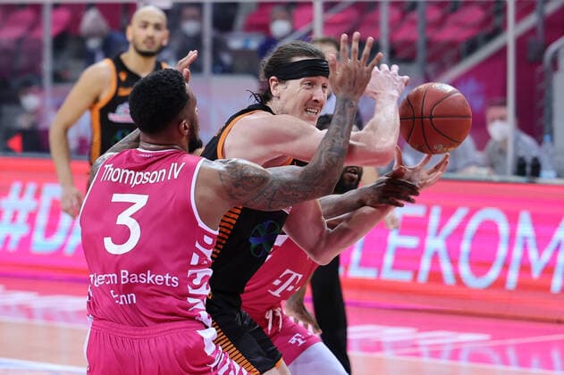 GER, Easycredit BBL, Telekom Baskets Bonn vs. RASTA Vechta 27.02.2021, Telekom Dome, Bonn, GER, Easycredit BBL, Telekom Baskets Bonn vs. RASTA Vechta, im Bild: Dennis CLIFFORD (Rasta Vechta 42), im Zweikampf gegen James Thompson IV (Telekom Bonn 3), Anthony DiLeo (Telekom Bonn 11),