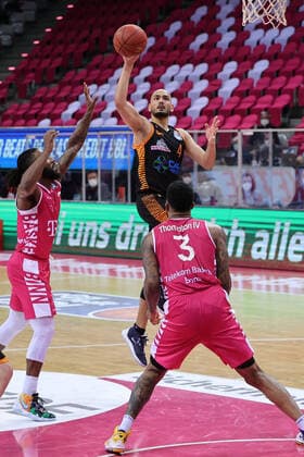 GER, Easycredit BBL, Telekom Baskets Bonn vs. RASTA Vechta 27.02.2021, Telekom Dome, Bonn, GER, Easycredit BBL, Telekom Baskets Bonn vs. RASTA Vechta, im Bild: Stefan PENO (Rasta Vechta 4), im Zweikampf gegen James Thompson IV (Telekom Bonn 3),
