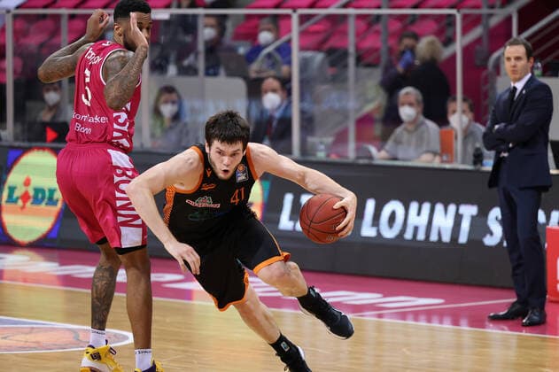 GER, Easycredit BBL, Telekom Baskets Bonn vs. RASTA Vechta 27.02.2021, Telekom Dome, Bonn, GER, Easycredit BBL, Telekom Baskets Bonn vs. RASTA Vechta, im Bild: Will VORHEES (Rasta Vechta 41), im Zweikampf gegen James Thompson IV (Telekom Bonn 3),