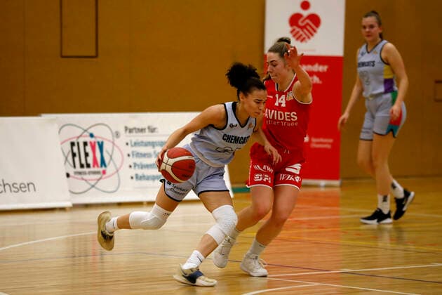 27.02.2021, 2. Toyota Damen Basketball Bundesliga Nord, DBBL, Saison 2020 2021, Damen, Chemcats Chemnitz - BG 89 Avides Hurricanes Anabel Neuber-Valdez, ChemCats Chemnitz, Lotta Stach, BG 89 Avides Hurricanes Chemnitz Sporthalle am Schlossteich Sachsen Germany